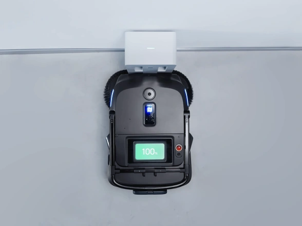 หุ่นยนต์ Pudu MT1 กำลังจอดชาร์จอัตโนมัติ (Automated Docking) พร้อมทำงานแบบ 24/7 เพื่อการทำความสะอาดต่อเนื่องตลอดทั้งวันคืน